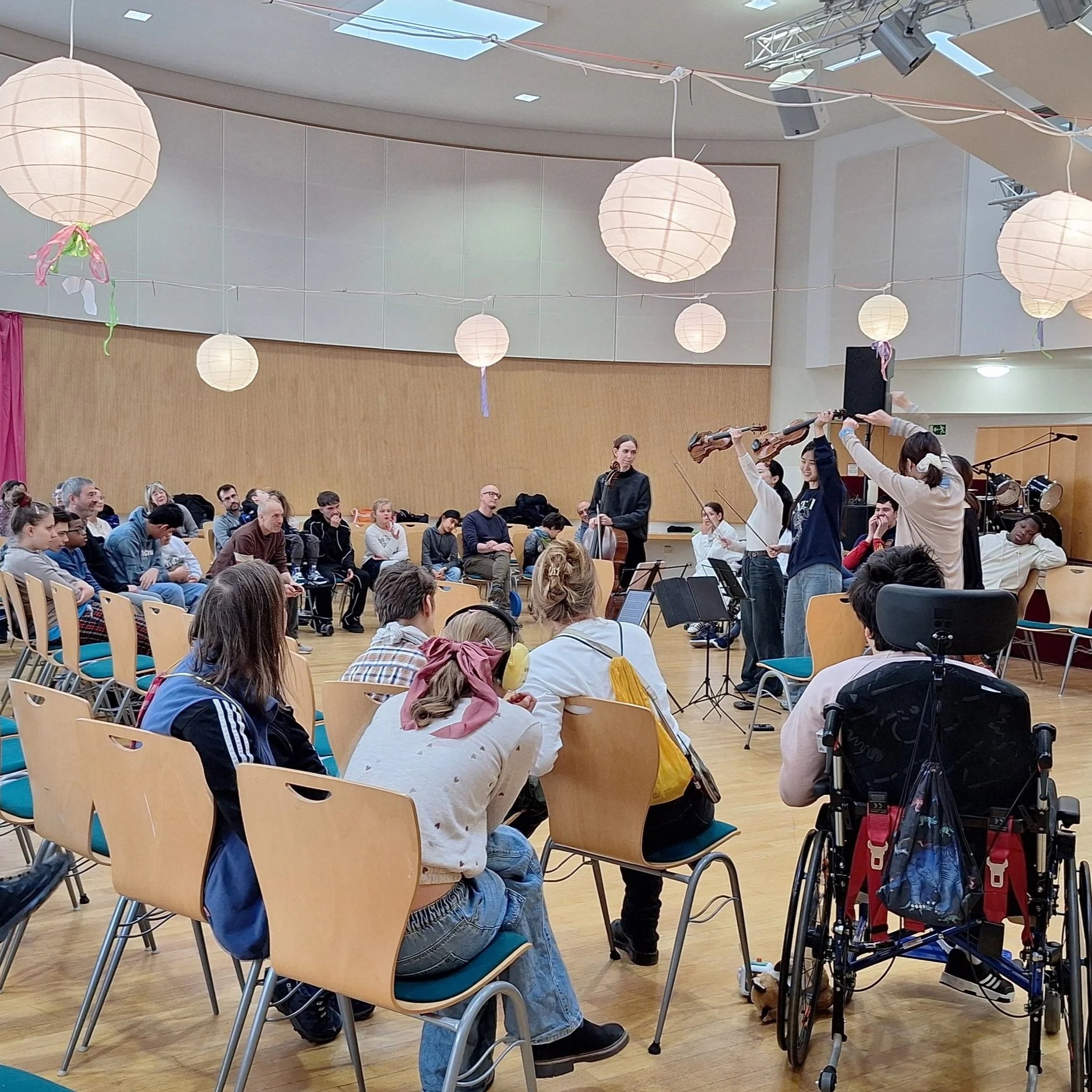 Menschen mit und Ohne Behinderung erleben zusammen ein Konzert